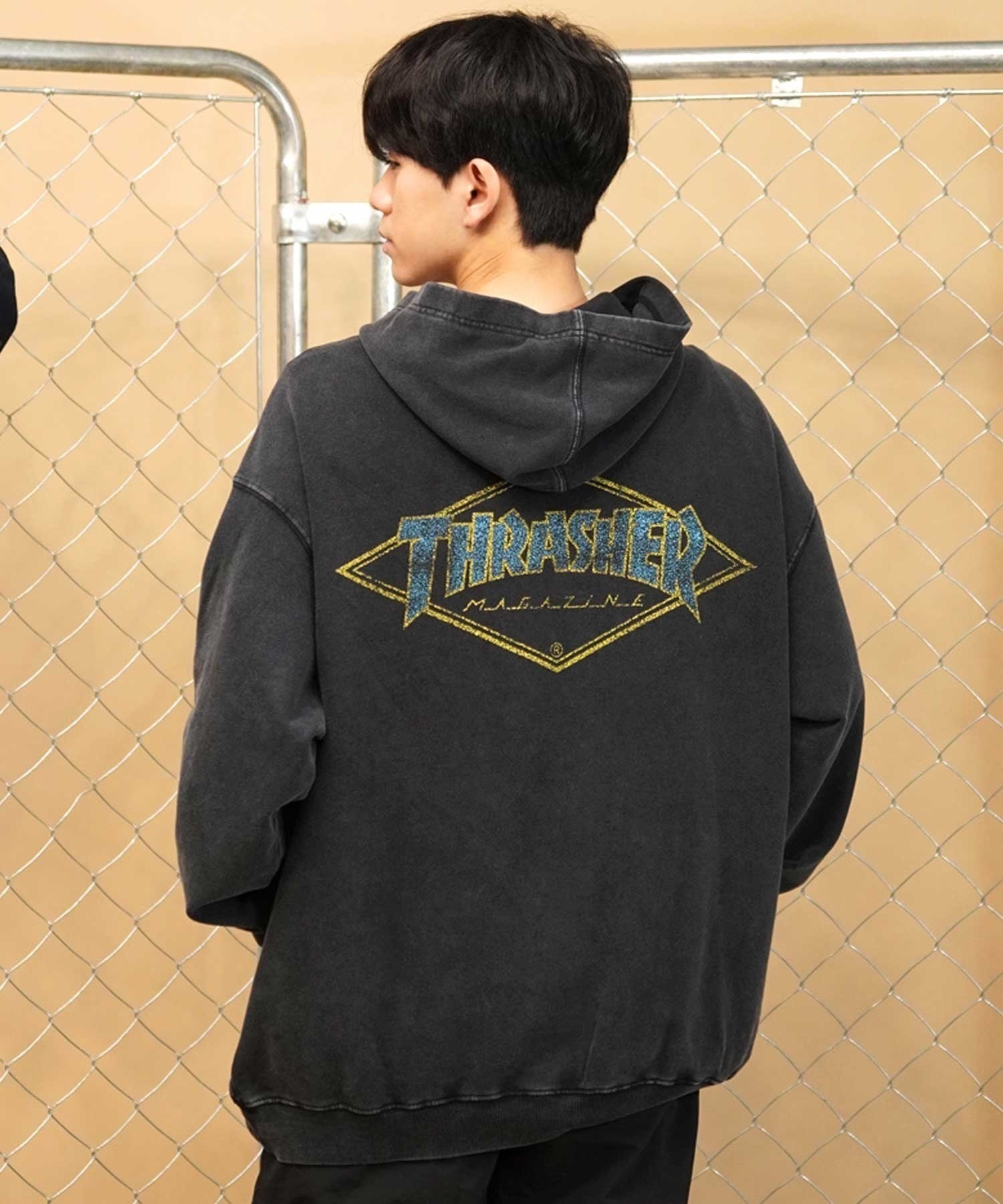 【ムラサキスポーツ別注】THRASHER/スラッシャー パウダーブリーチ加工 プルパーカ カスレプリント  ビッグシルエット 古着風テイスト THM-24ASHD01(BLK-2-M)