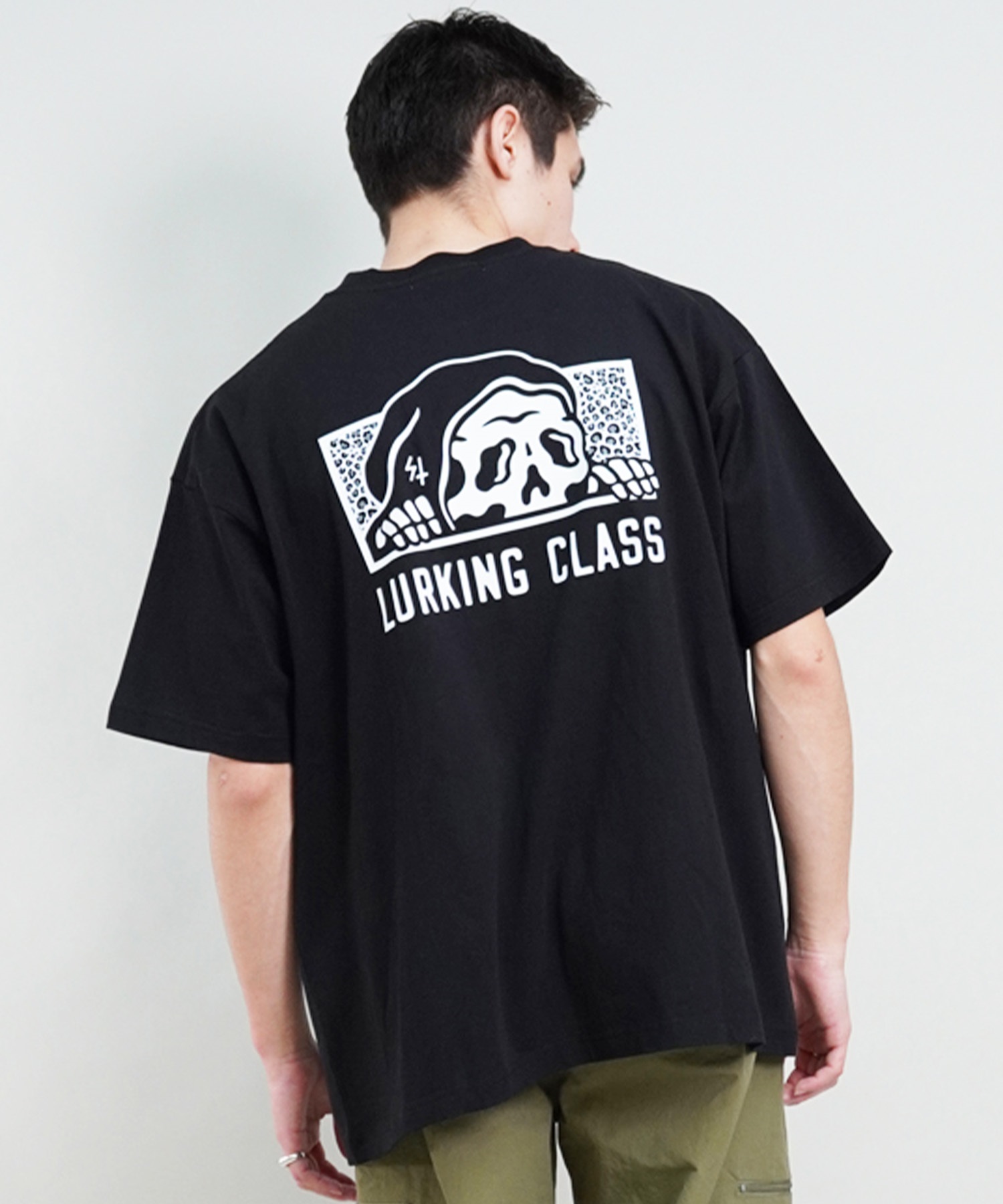 【 ムラサキスポーツ限定】LURKING CLASS ラーキングクラス メンズ 半袖 Tシャツ バックプリント レオパード柄 ST24STM15(BLACK-M)