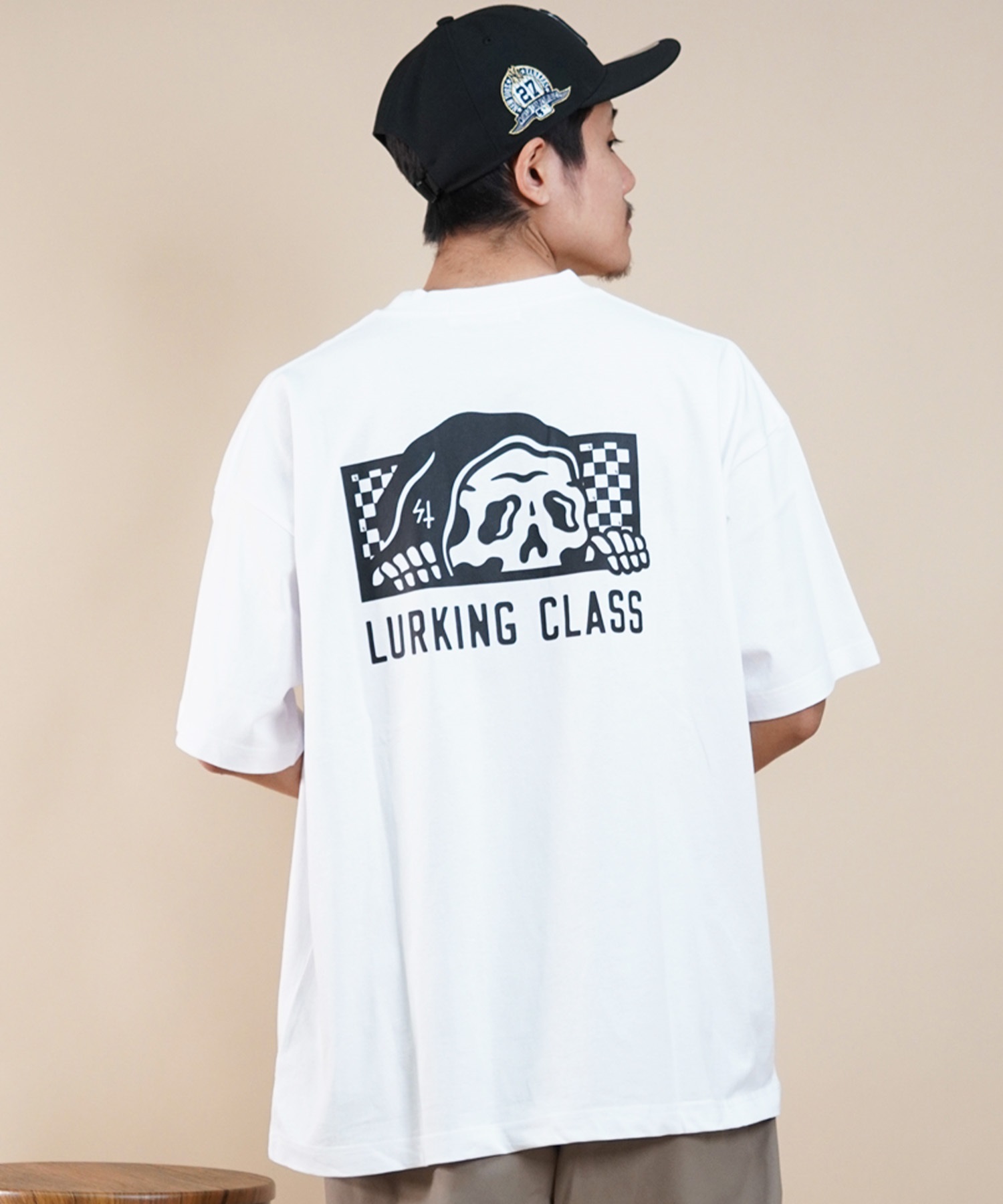 【 ムラサキスポーツ限定】LURKING CLASS ラーキングクラス メンズ 半袖 Tシャツ バックプリント チェッカーフラッグ ST24STM16(WHITE-M)