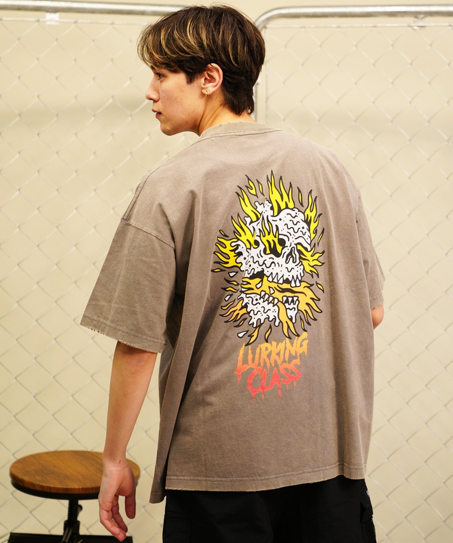 【 ムラサキスポーツ限定】LURKING CLASS ラーキングクラス メンズ 半袖 Tシャツ バックプリント 古着風 ダメージ加工 ST24STM23(DKSV-M)