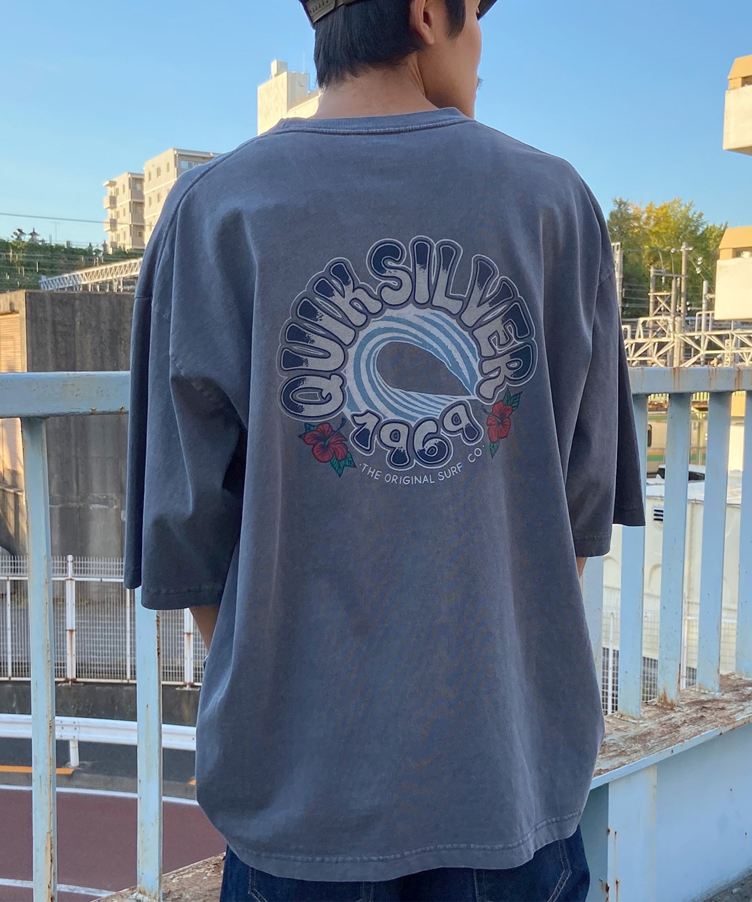 【クーポン対象】QUIKSILVER クイックシルバー メンズ Tシャツ 半袖 バックプリント クルーネック ルーズシルエット ピグメント加工 QST242005(NVY-M)