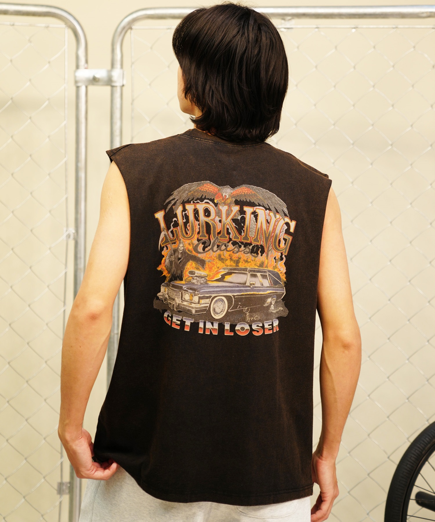 【 ムラサキスポーツ限定】LURKING CLASS ラーキングクラス メンズ タンクトップ ノースリーブTシャツ バックプリント 古着風 ダメージ加工 ST24STM21(BKACD-M)