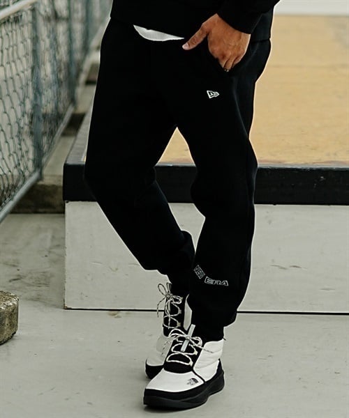 【ムラサキスポーツ限定】  NEW ERA/ニューエラ TECHSWEAT PANTS WORDM スウェット パンツ 撥水 セットアップ対応 14107841(BLK-M)