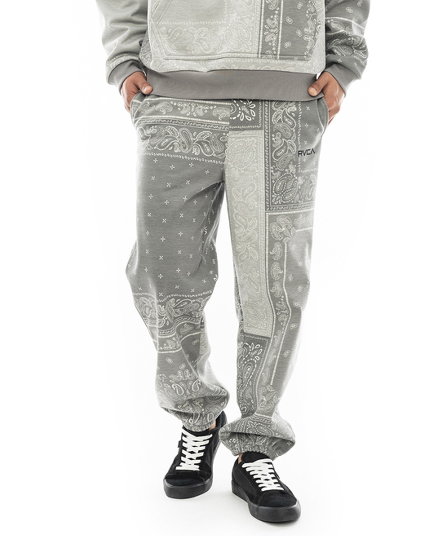 RVCA/ルーカ PATCHWORK BANDANA SWEAT PANTS メンズ スウェットパンツ ペイズリー柄 防風 撥水 セットアップ対応 BD042-743(GRY-S)