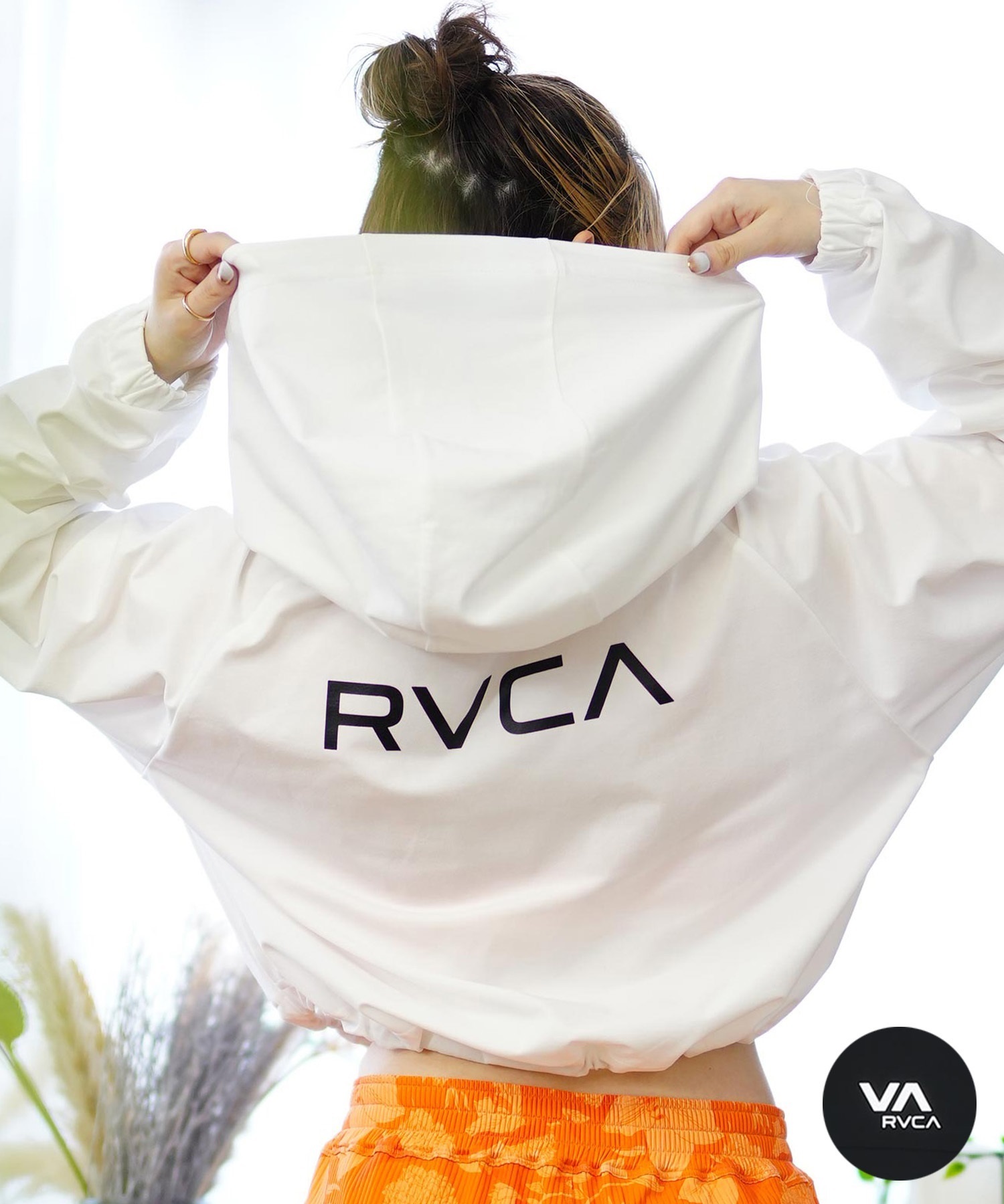 RVCA ルーカ レディース ラッシュガード パーカー ジップアップ 長袖 ショート丈 バックプリント 水陸両用 ユーティリティ UVカット BE04C-853(WHT-M)