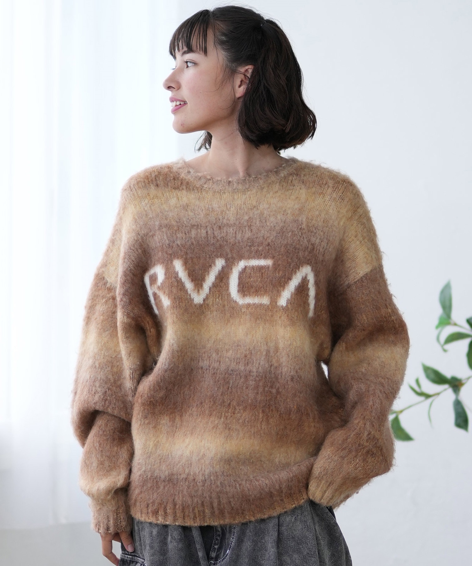 RVCA ルーカ ニット レディース セーター クルーネック フロントロゴ グラデーション ビッグシルエット BE044-652(TAN-S)