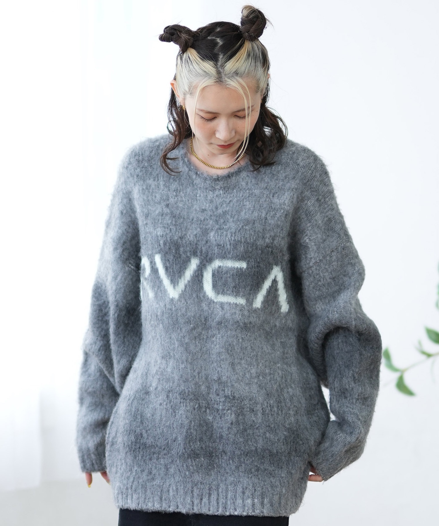 RVCA ルーカ ニット レディース セーター クルーネック フロントロゴ グラデーション ビッグシルエット BE044-652(BLK-S)