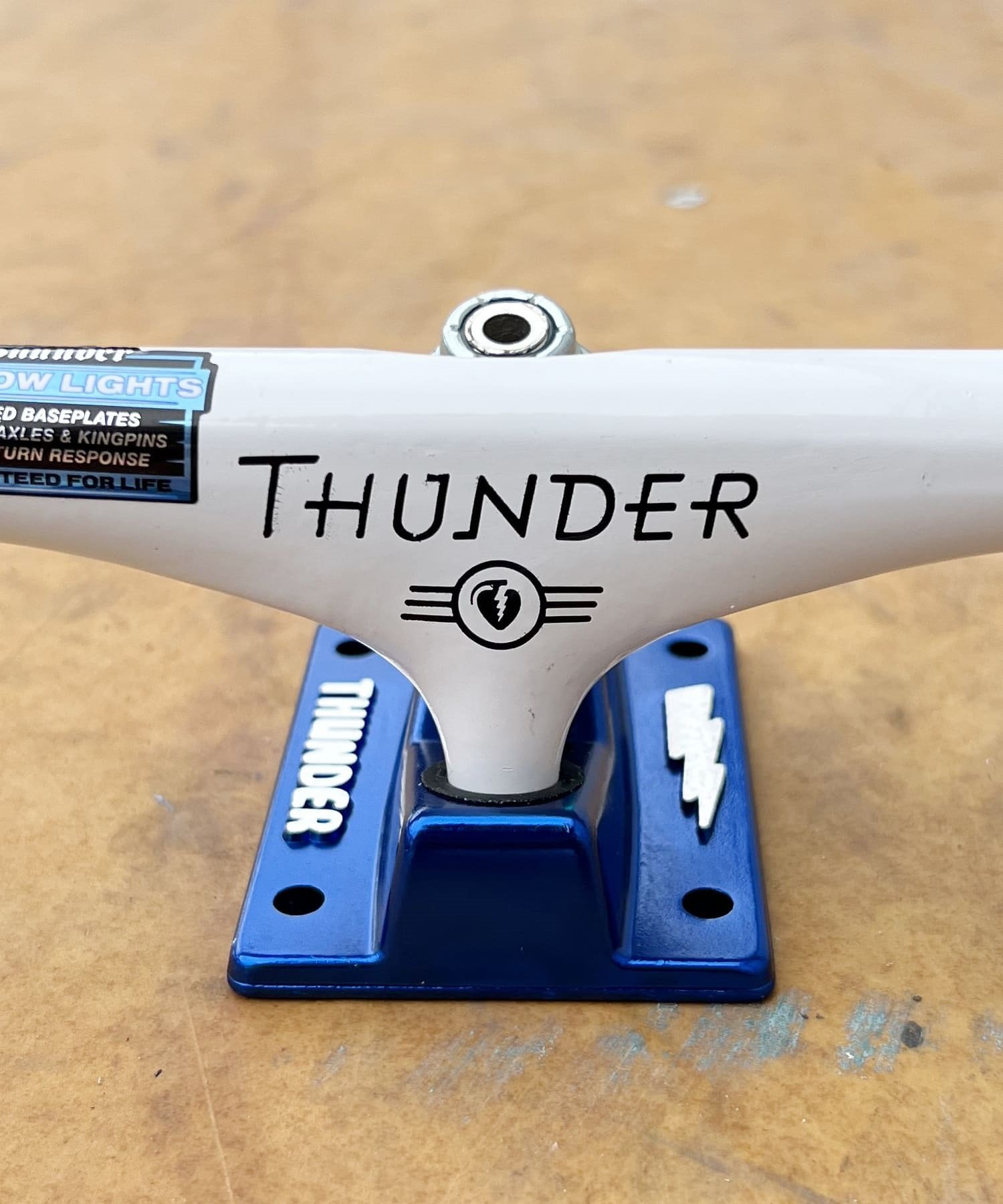 □スケートボード トラック THUNDER TRUCK サンダー トラック HOLLOW LIGHT LUNAR 147 トラック｜ムラサキスポーツオンラインストア  通販