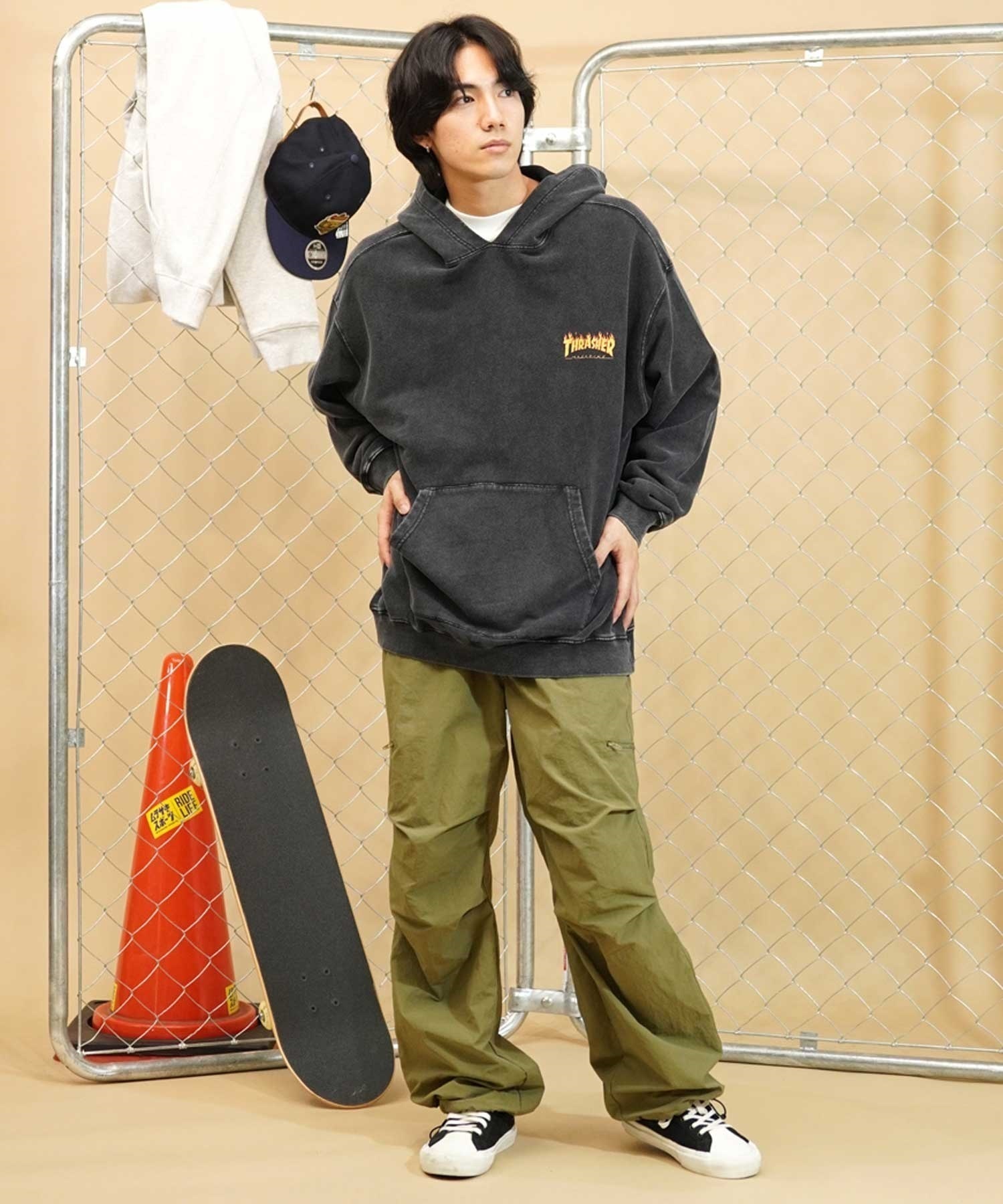 【ムラサキスポーツ別注】THRASHER/スラッシャー パウダーブリーチ加工 プルパーカ カスレプリント  ビッグシルエット 古着風テイスト THM-24ASHD01(BLK-2-M)