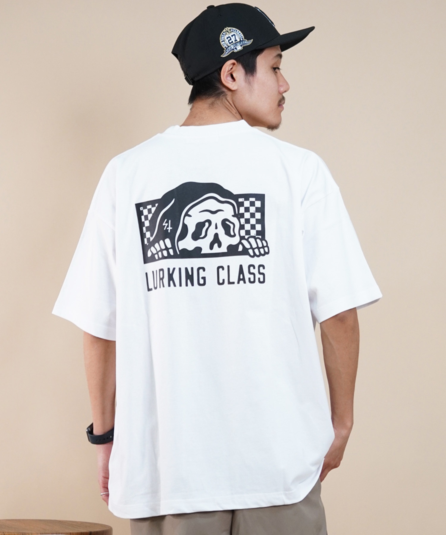 【 ムラサキスポーツ限定】LURKING CLASS ラーキングクラス メンズ 半袖 Tシャツ バックプリント チェッカーフラッグ ST24STM16(WHITE-M)