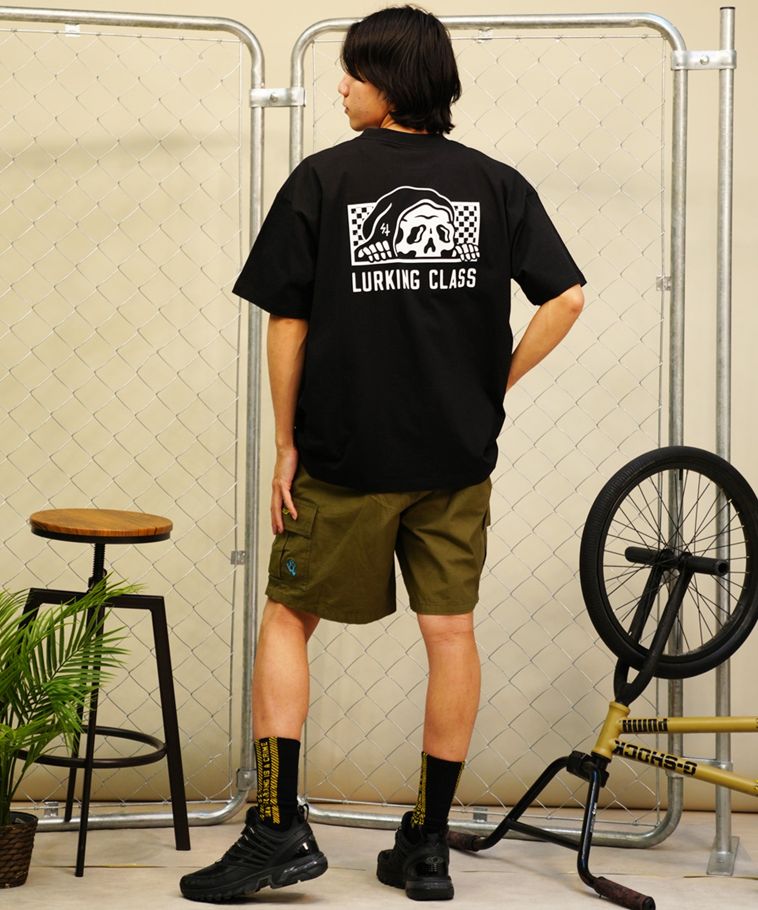 【 ムラサキスポーツ限定】LURKING CLASS ラーキングクラス メンズ 半袖 Tシャツ バックプリント チェッカーフラッグ ST24STM16(BLACK-M)