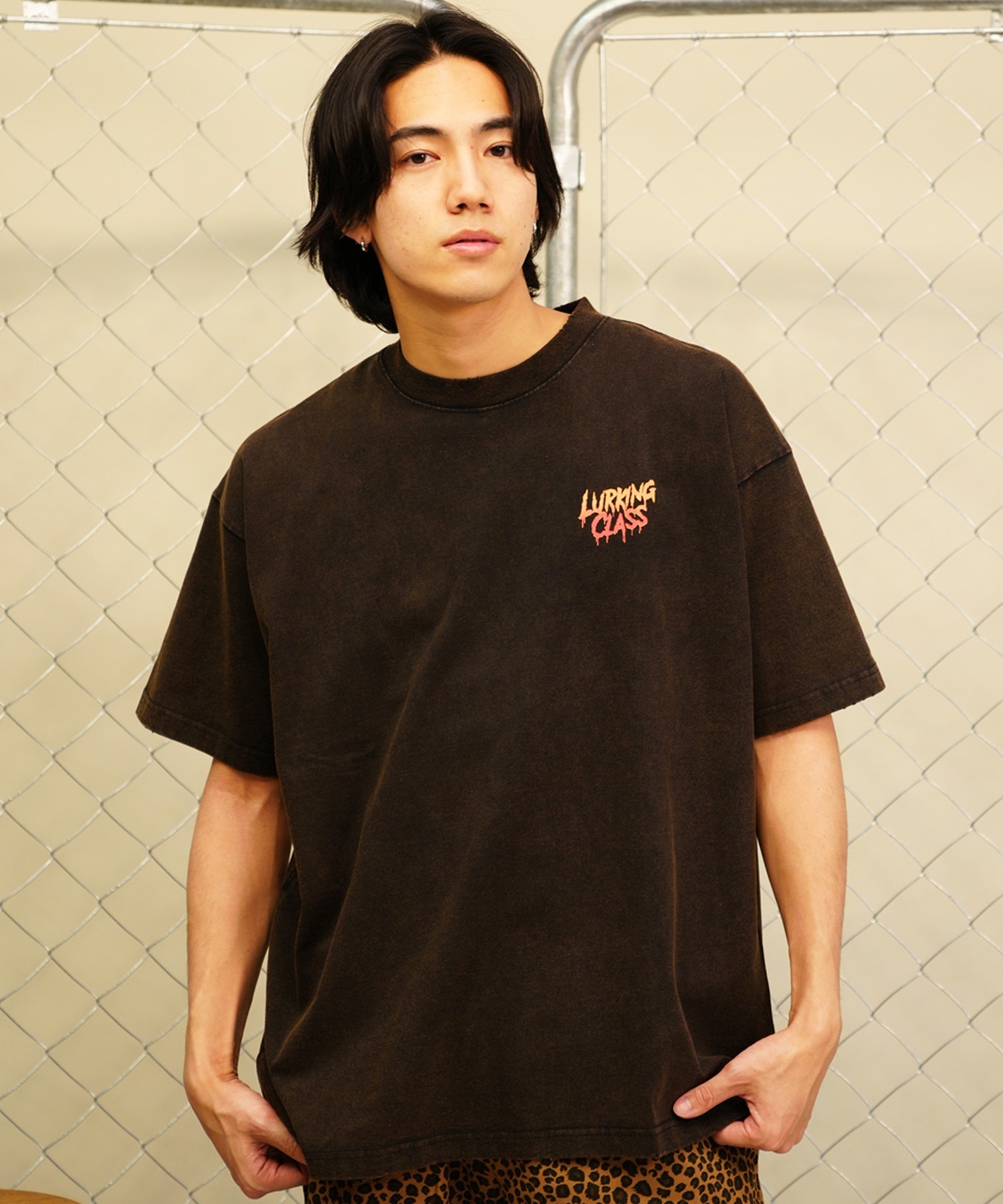 【 ムラサキスポーツ限定】LURKING CLASS ラーキングクラス メンズ 半袖 Tシャツ バックプリント 古着風 ダメージ加工 ST24STM23(DKSV-M)