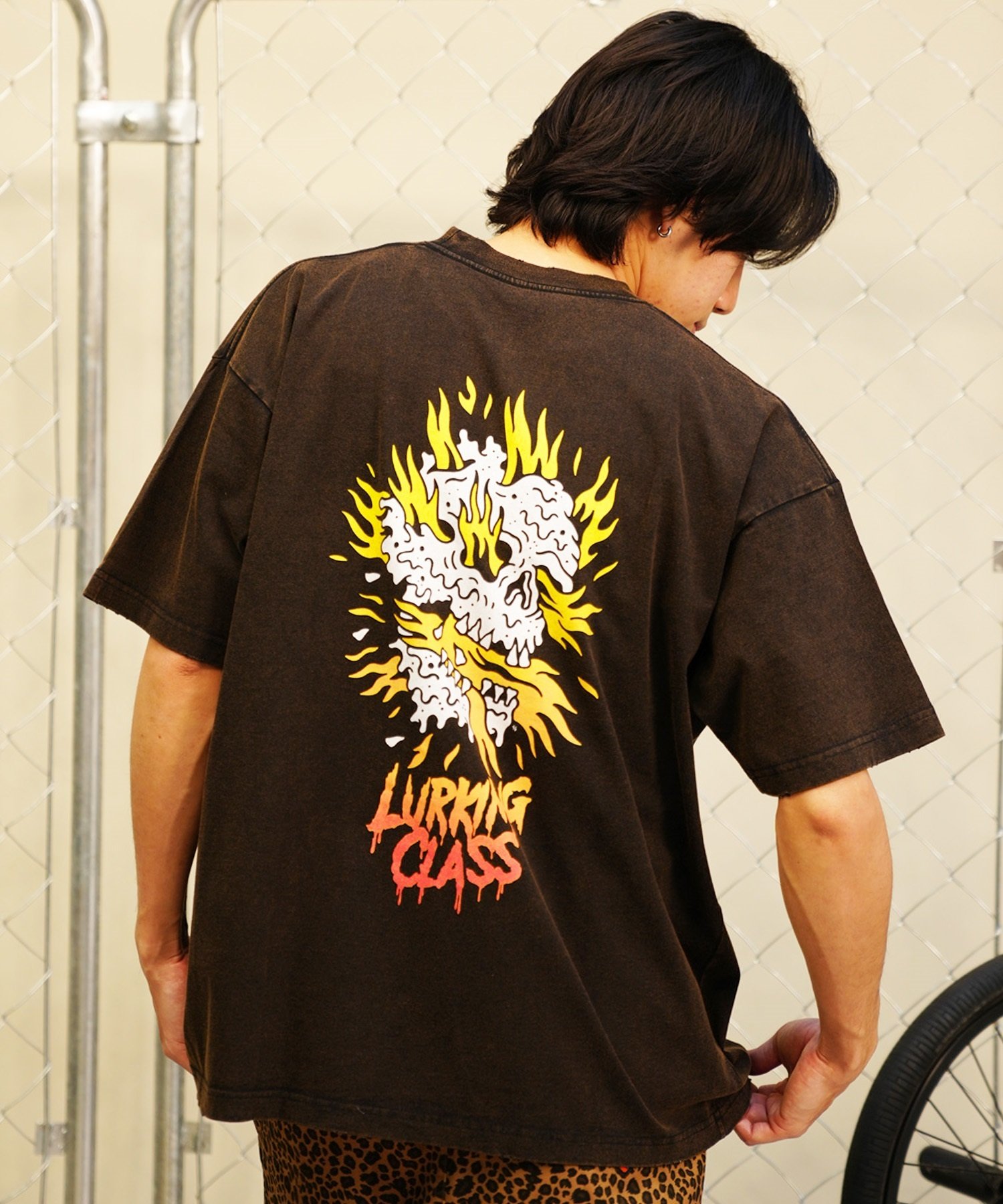 【 ムラサキスポーツ限定】LURKING CLASS ラーキングクラス メンズ 半袖 Tシャツ バックプリント 古着風 ダメージ加工 ST24STM23(DKSV-M)