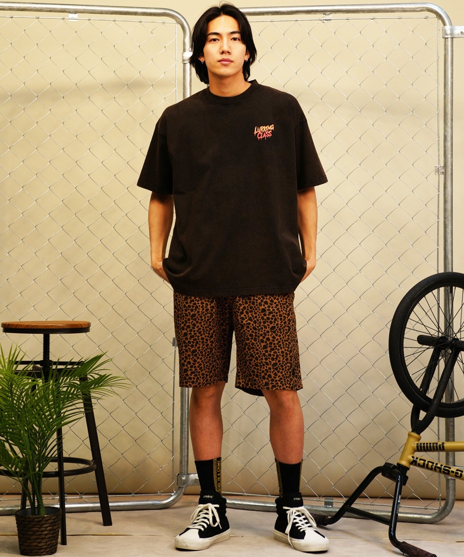 【 ムラサキスポーツ限定】LURKING CLASS ラーキングクラス メンズ 半袖 Tシャツ バックプリント 古着風 ダメージ加工 ST24STM23(BLACK-M)