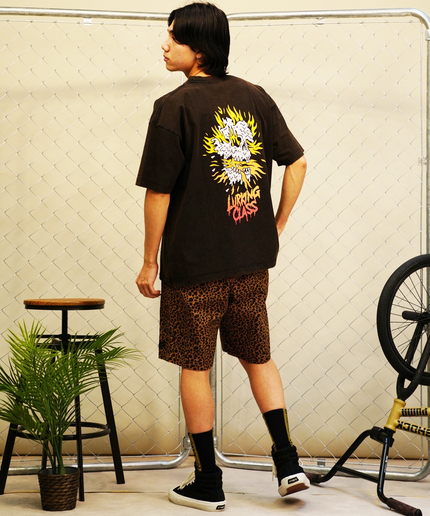 【 ムラサキスポーツ限定】LURKING CLASS ラーキングクラス メンズ 半袖 Tシャツ バックプリント 古着風 ダメージ加工 ST24STM23(BLACK-M)