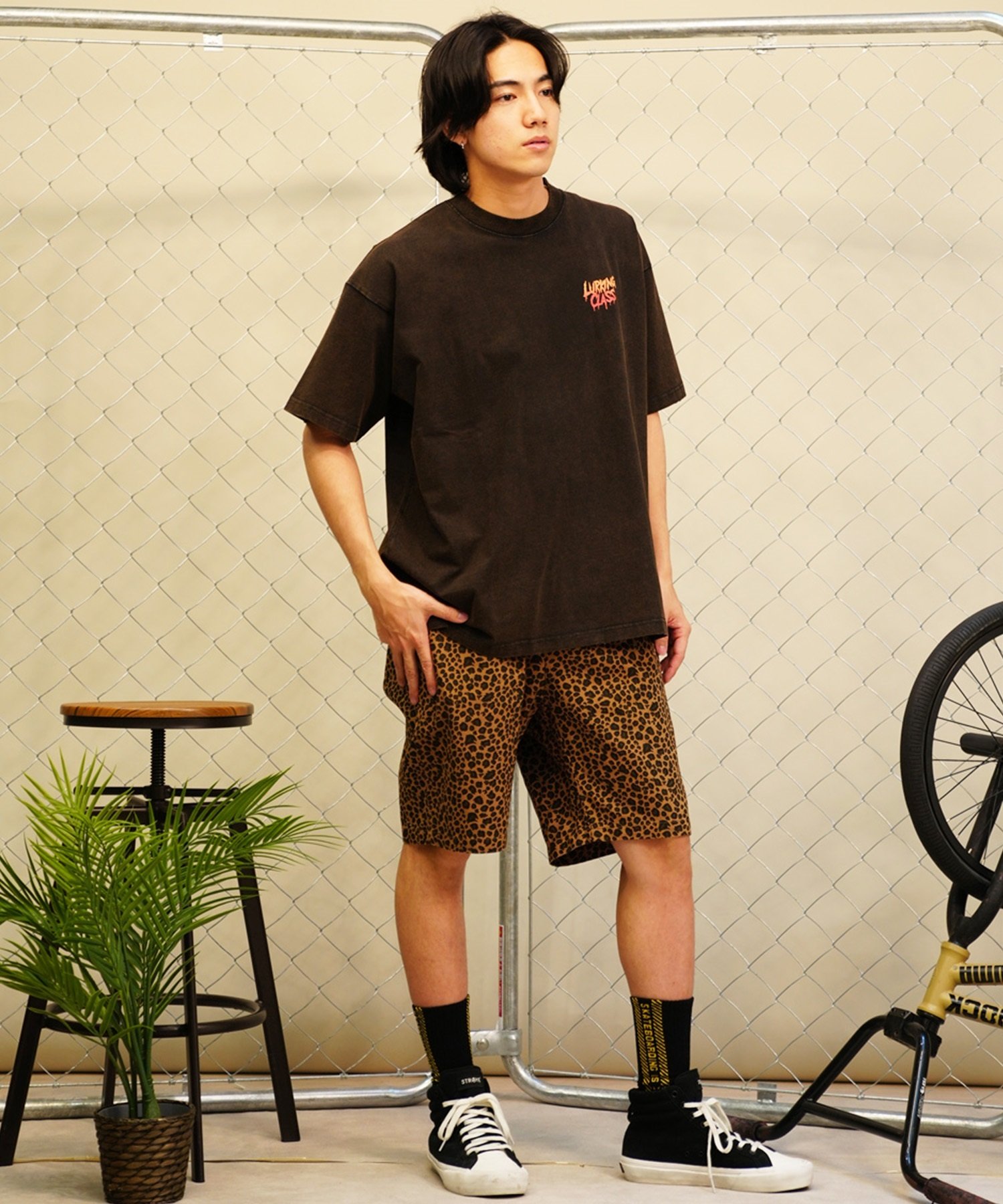 【 ムラサキスポーツ限定】LURKING CLASS ラーキングクラス メンズ 半袖 Tシャツ バックプリント 古着風 ダメージ加工 ST24STM23(DKSV-M)