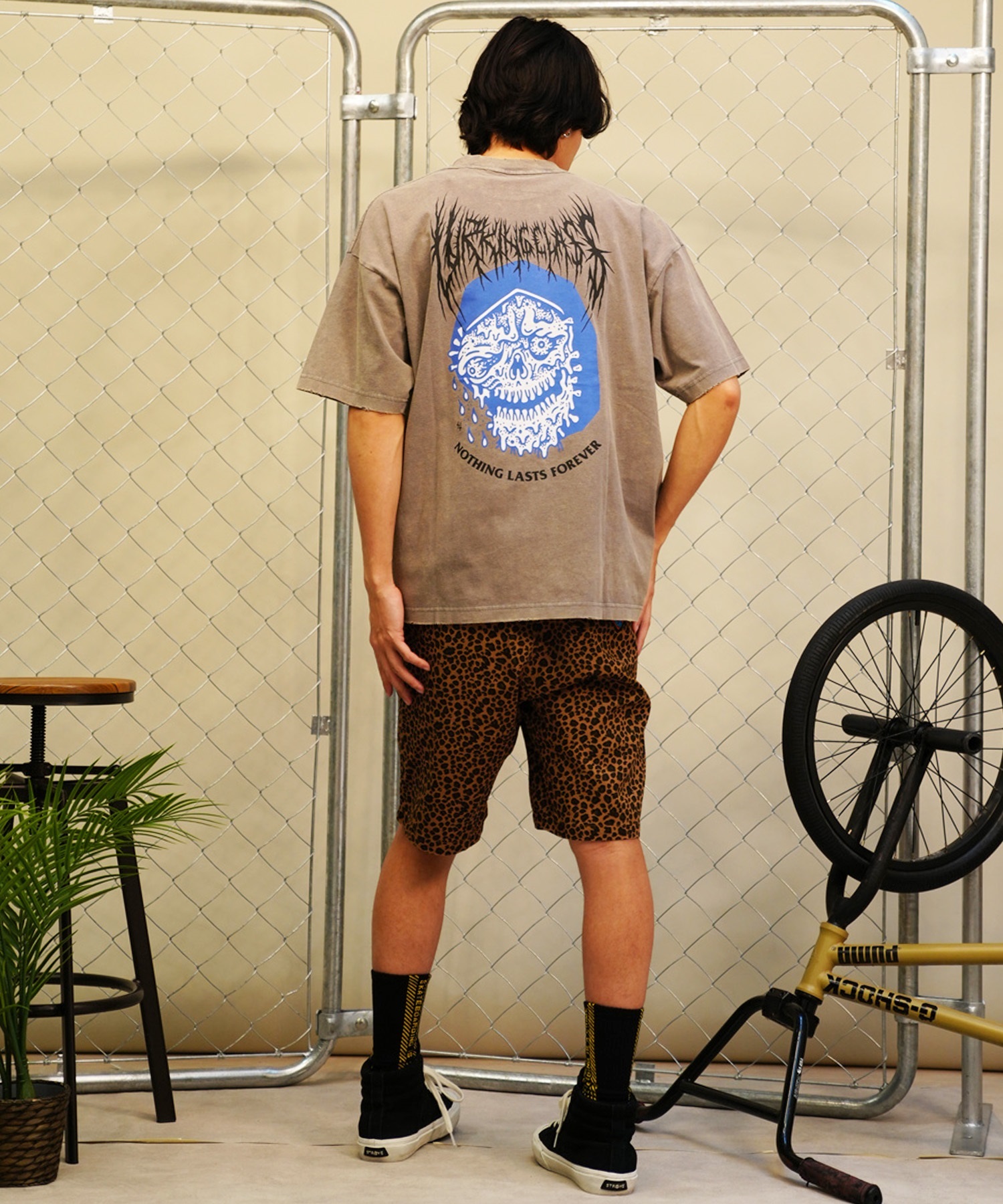 【 ムラサキスポーツ限定】LURKING CLASS ラーキングクラス メンズ 半袖 Tシャツ バックプリント 古着風 ダメージ加工 ST24STM24(DKSV-M)