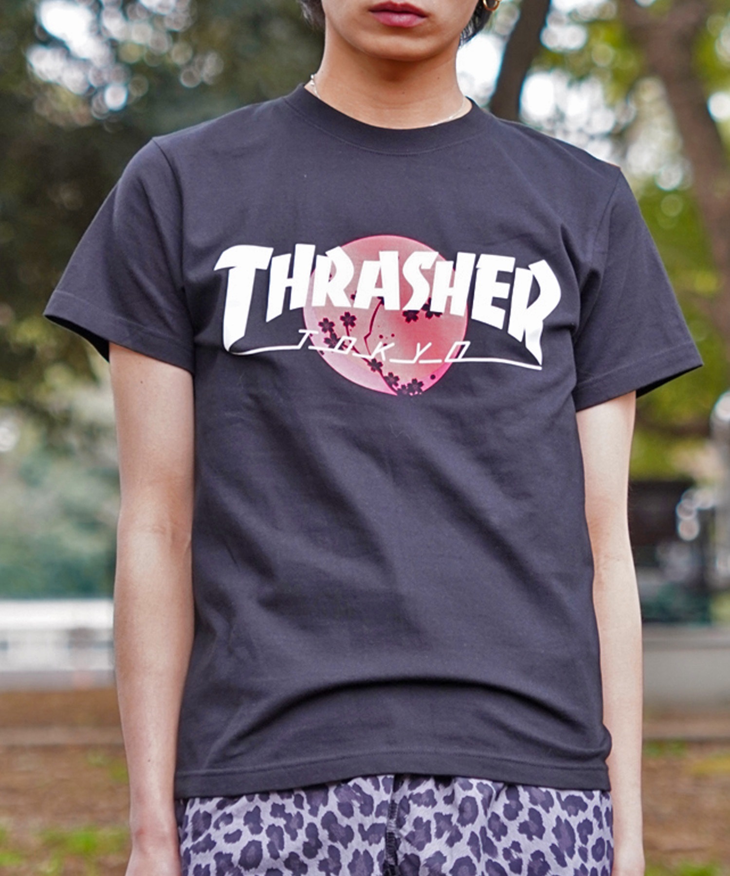 THRASHER スラッシャー TOKYOロゴ 和柄 青海波 さくら アレンジ TH91426-TOKYO メンズ 半袖 Tシャツ ムラサキスポーツ限定(WT/NV-M)