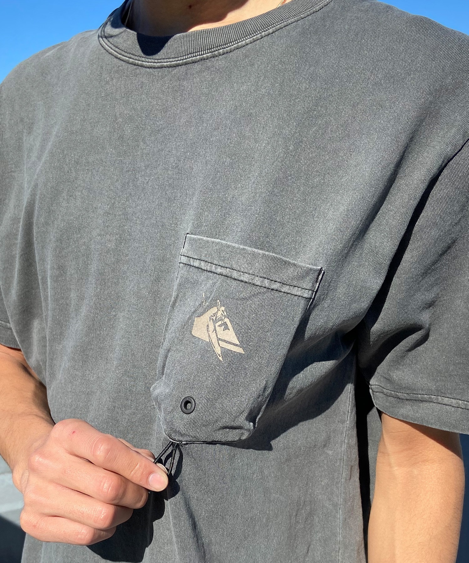 【クーポン対象】QUIKSILVER クイックシルバー メンズ ポケットTシャツ 半袖 ポケT バックプリント クルーネック レギュラーフィット ピグメント加工 QST242006(CHC-M)