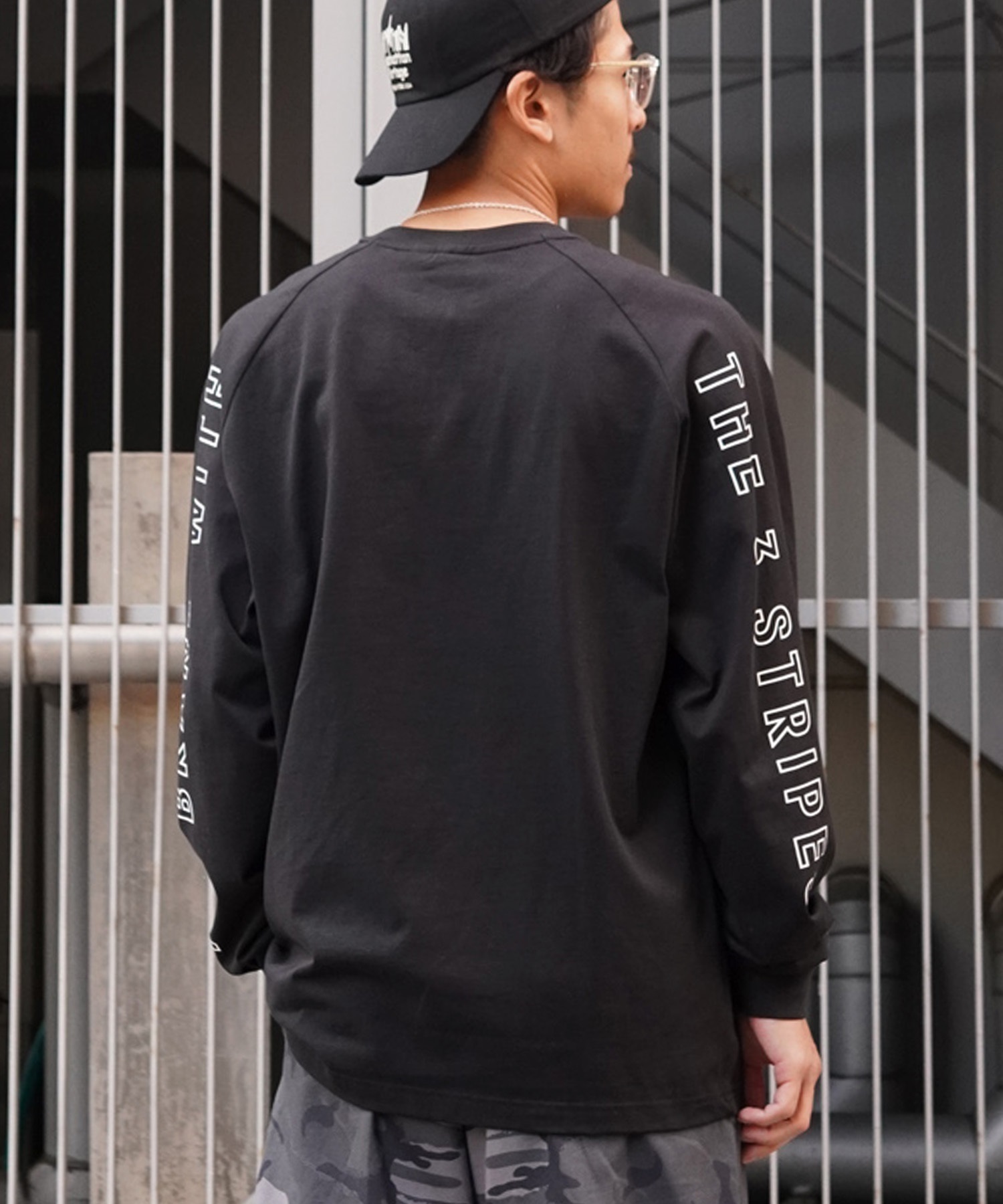 adidas アディダス メンズ レディース 長袖 Tシャツ ロンＴ スリーブプリント クルーネック オーバーサイズ JSY26(BL/BK-M)