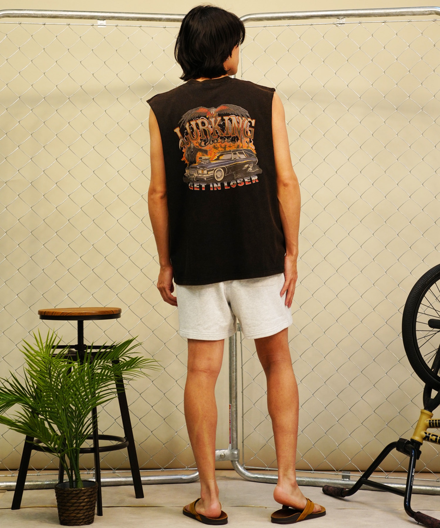 【 ムラサキスポーツ限定】LURKING CLASS ラーキングクラス メンズ タンクトップ ノースリーブTシャツ バックプリント 古着風 ダメージ加工 ST24STM21(BKACD-M)