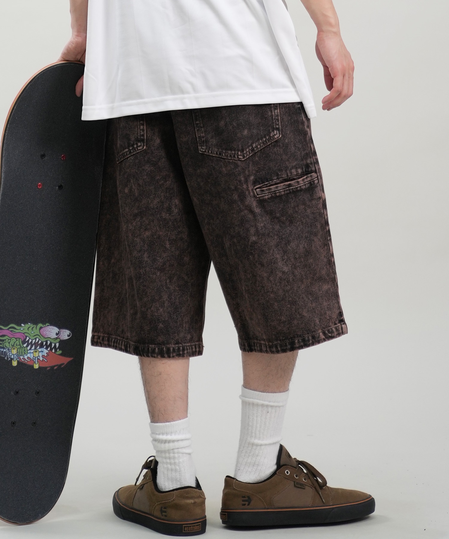 SANTACRUZ サンタクルーズ ショートパンツ メンズ デニムショーツ ロング丈 Big Mouth Pigment Denim Shorts 502242501 ムラサキスポーツ限定(BROWN-M)