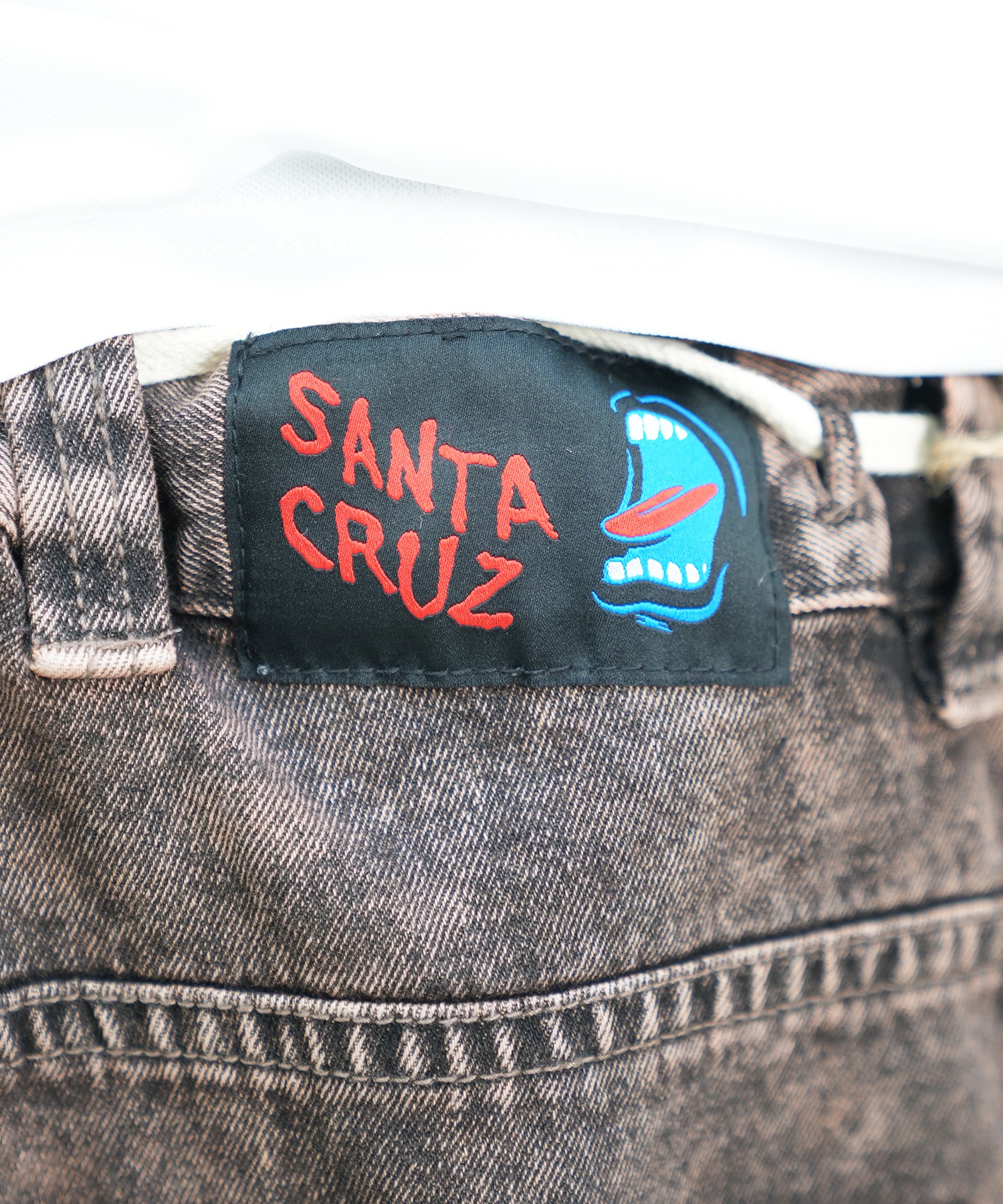 SANTACRUZ サンタクルーズ ショートパンツ メンズ デニムショーツ ロング丈 Big Mouth Pigment Denim Shorts 502242501 ムラサキスポーツ限定(BROWN-M)