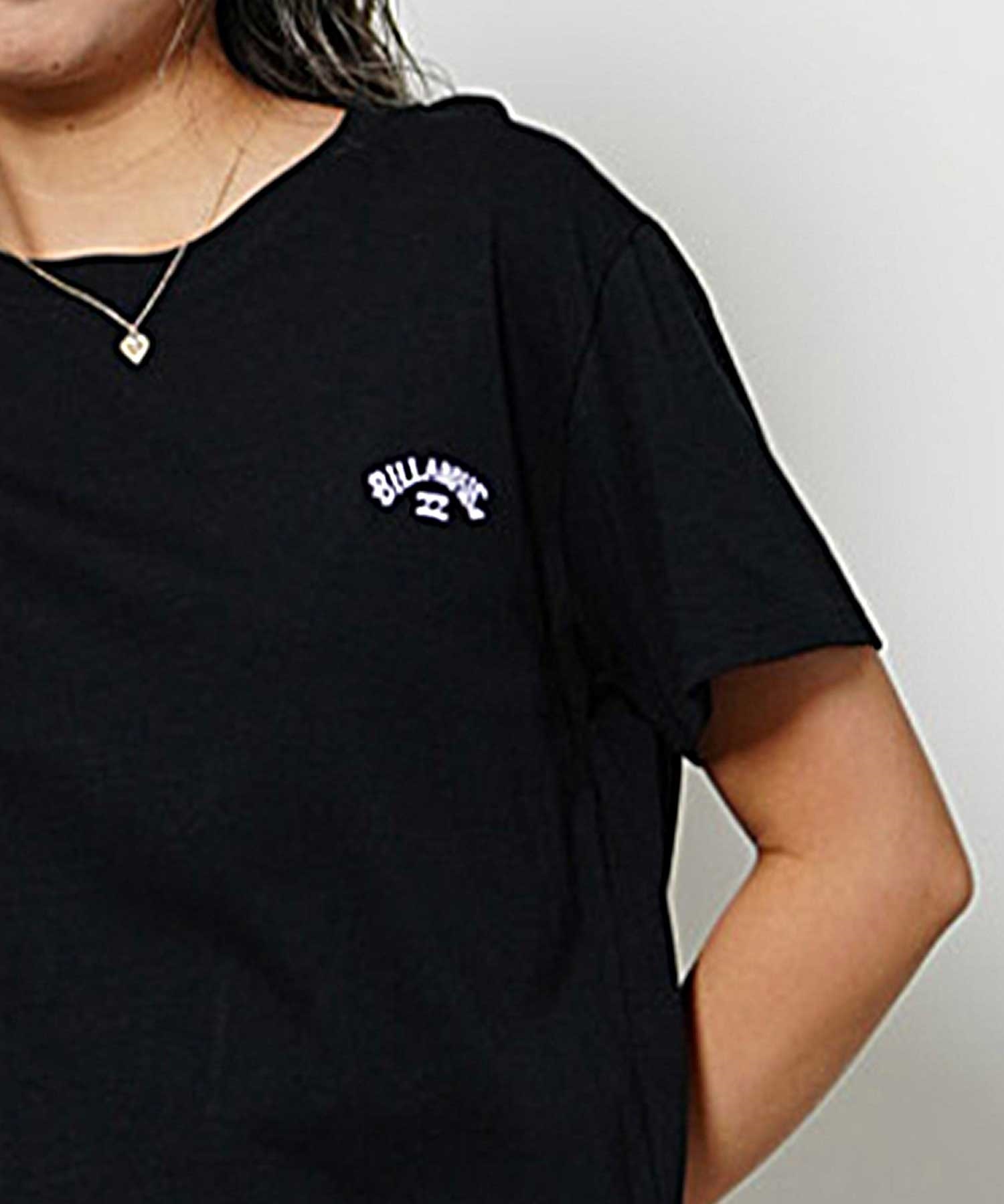 【クーポン対象】BILLABONG ビラボン ONE POINT ARCH LOGO TEE BE013-200 レディース 半袖 Tシャツ ワンポイント レギュラーフィット(WHT-M)