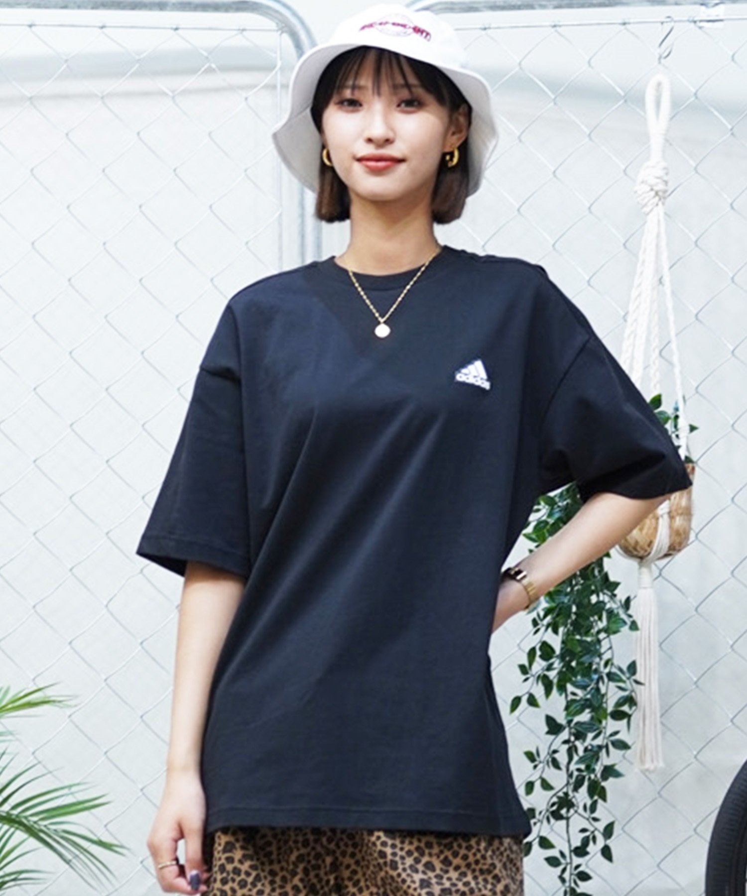 adidas アディダス レディース 半袖 Tシャツ ワンポイントロゴ オーバーサイズ JSY30(WTBK-M)