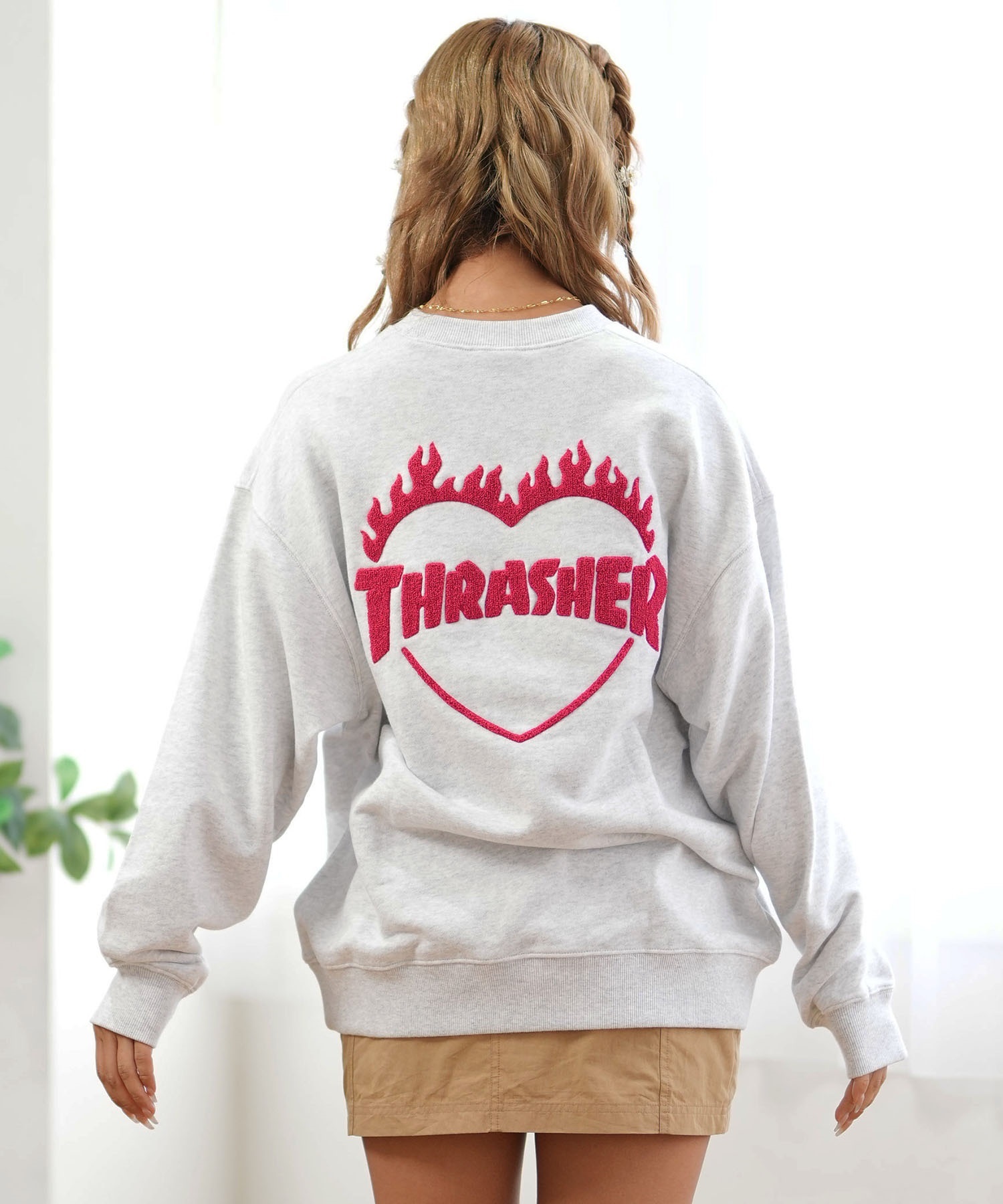 THRASHER スラッシャー トレーナー レディース スウェット サガラ刺繍 ハート ロゴ ムラサキスポーツ限定 243TH2TR016(WHT-M)