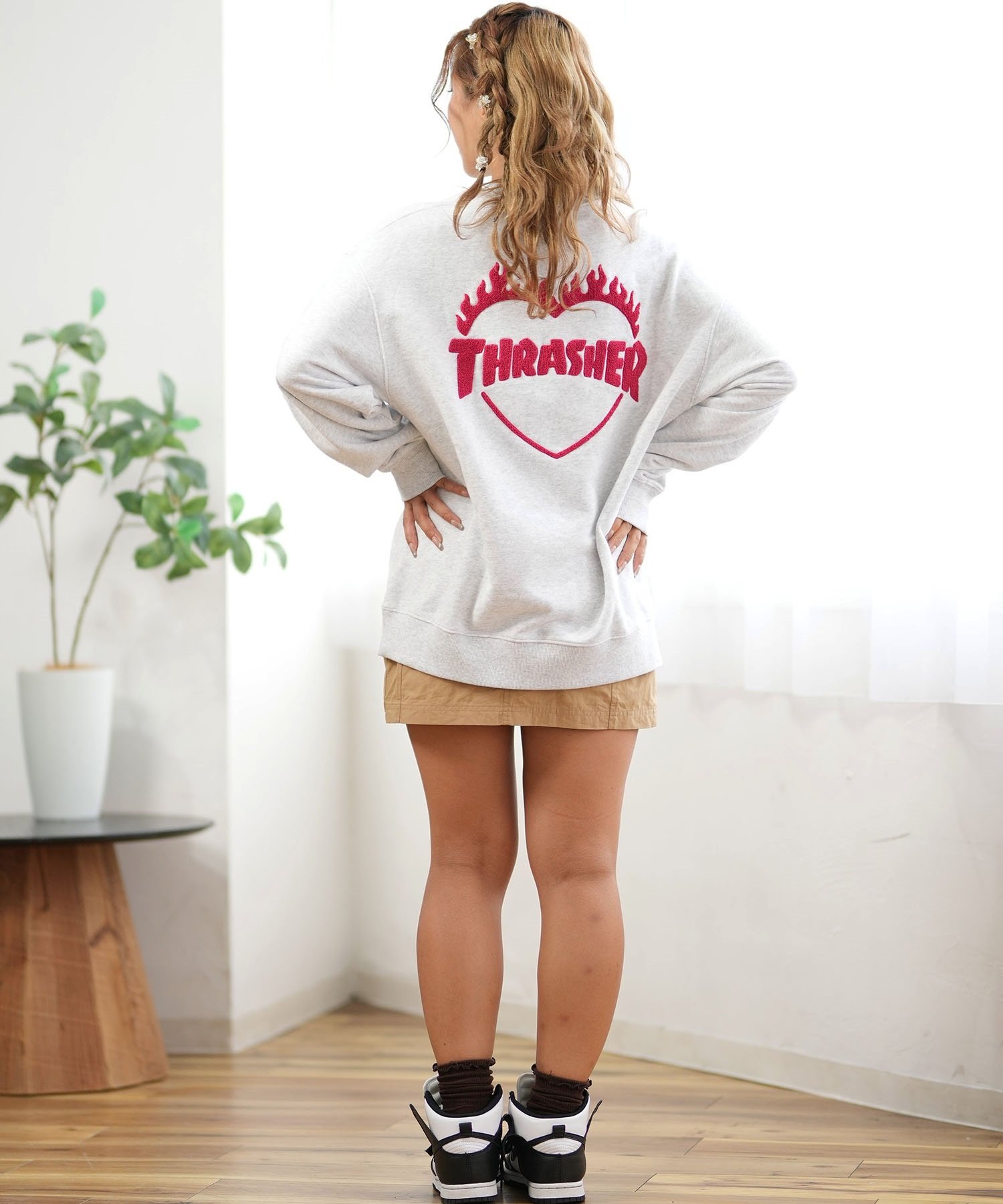 THRASHER スラッシャー トレーナー レディース スウェット サガラ刺繍 ハート ロゴ ムラサキスポーツ限定 243TH2TR016(WHT-M)