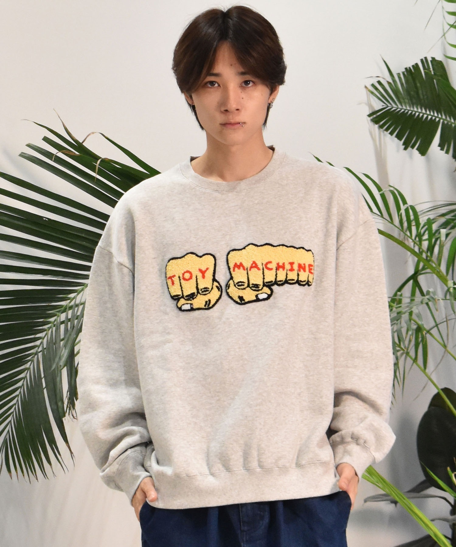 TOY MACHINE トイマシーン メンズ トレーナー  FIST CHENILLE EMB SWEAT CREW NECK ムラサキスポーツ限定 MTMFESW6(BLACK-M)