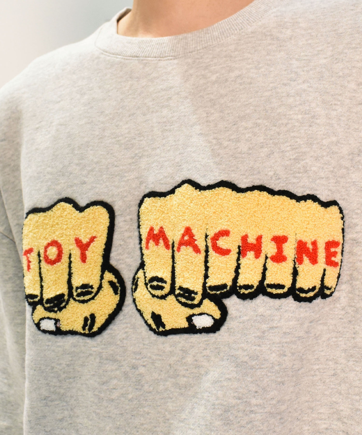 TOY MACHINE トイマシーン メンズ トレーナー  FIST CHENILLE EMB SWEAT CREW NECK ムラサキスポーツ限定 MTMFESW6(BLACK-M)