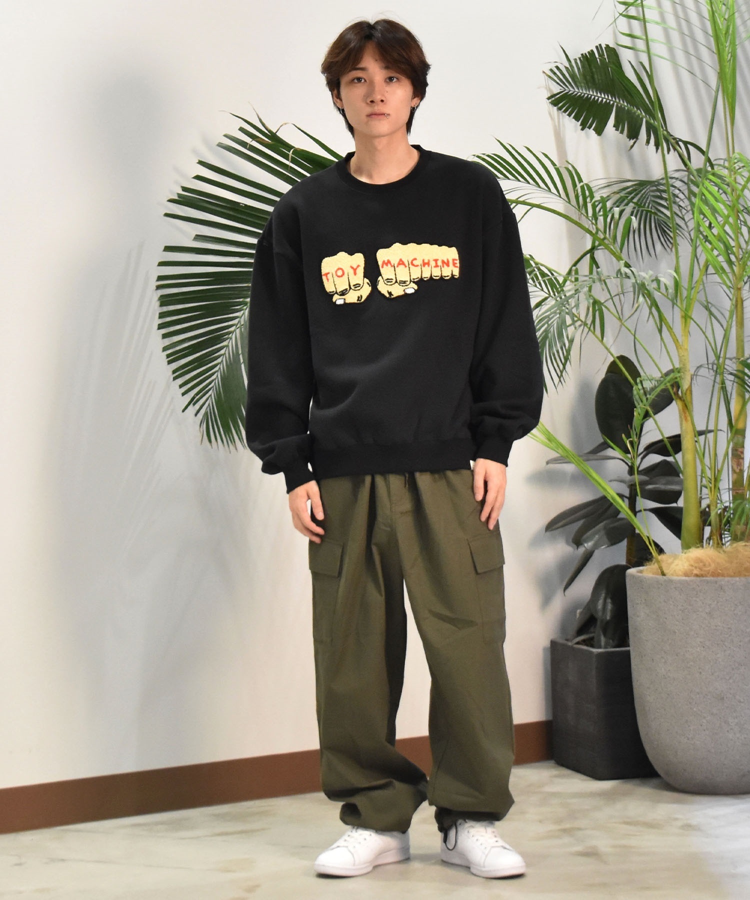 TOY MACHINE トイマシーン メンズ トレーナー  FIST CHENILLE EMB SWEAT CREW NECK ムラサキスポーツ限定 MTMFESW6(BLACK-M)