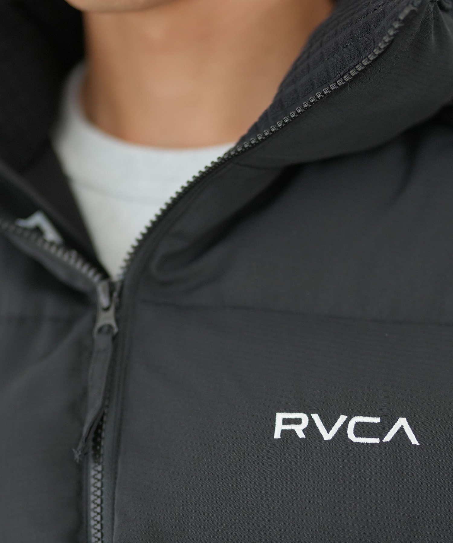 RVCA ルーカ アウター 中綿 メンズ ベスト ロゴ バックプリント フード取り外し可 2WAY BE042-768(ANW-S)