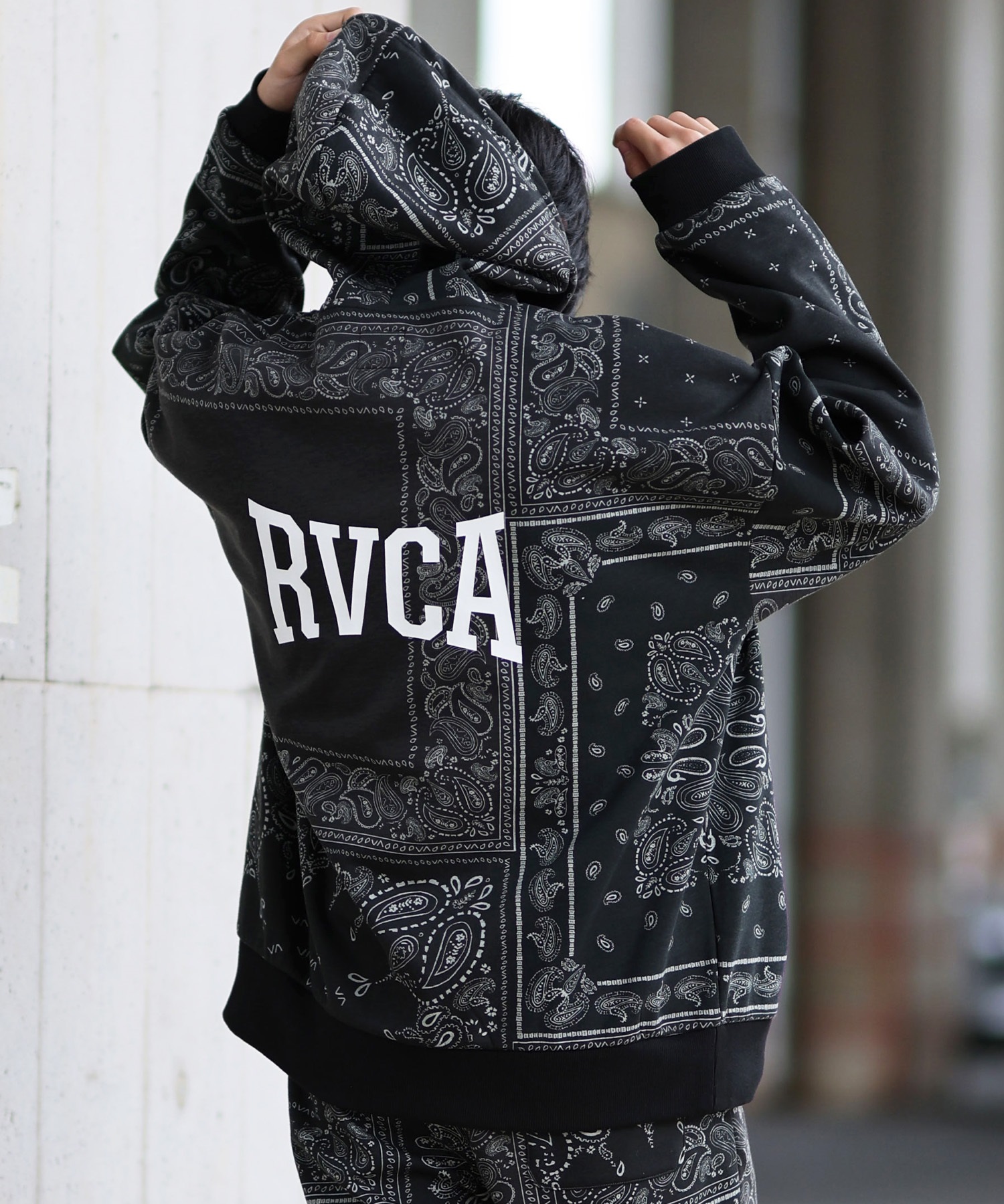 RVCA ルーカ パーカー プルオーバー メンズ スウェット フーディー ペイズリー柄 バックプリント 撥水 防風 セットアップ対応 BE04B-015(GBD-S)